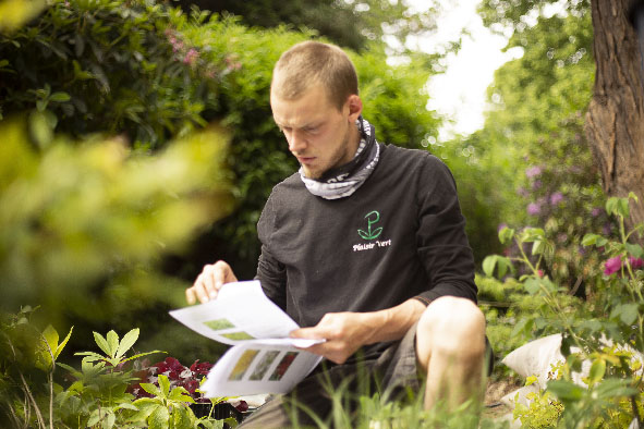 jardinier lisant les documents