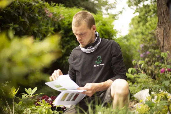 jardinier lisant les documents