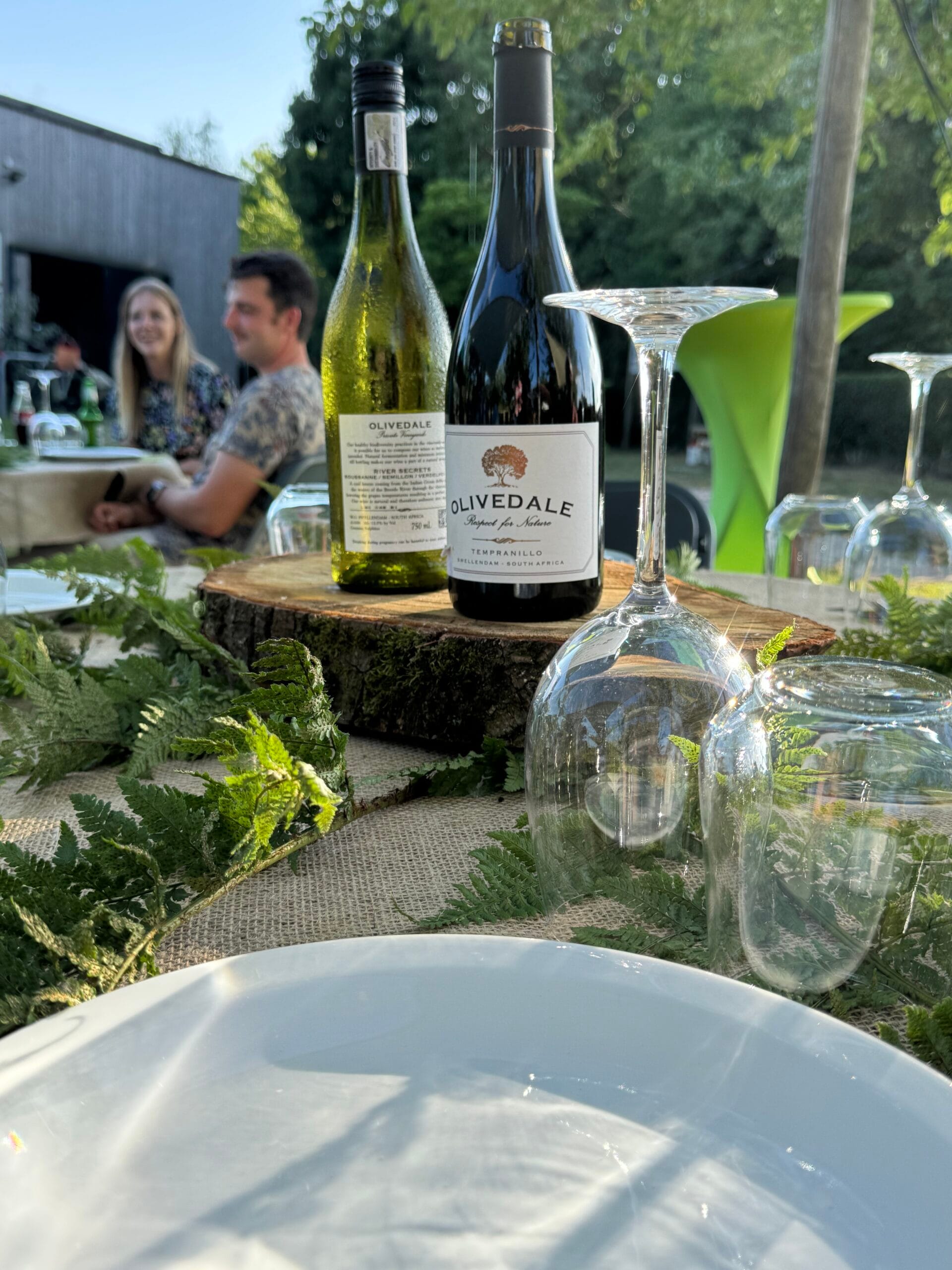 Table dressée en extérieur pour recevoir dans un jardin privé
